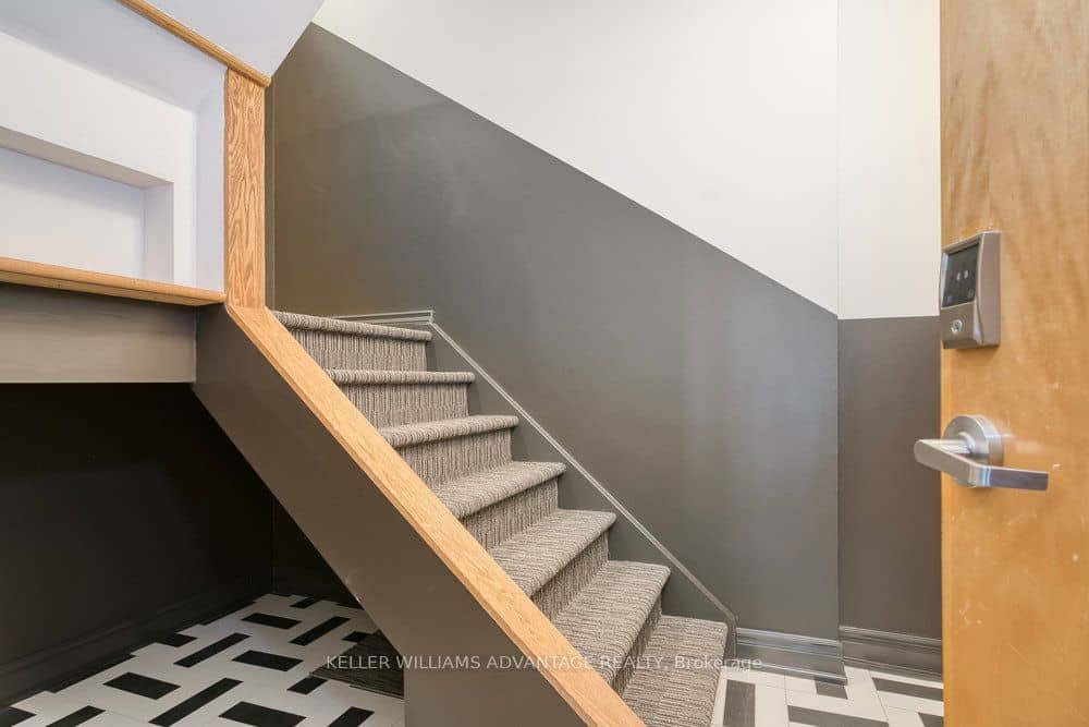394 Euclid Avenue 201, Toronto, ON M6G 2S9