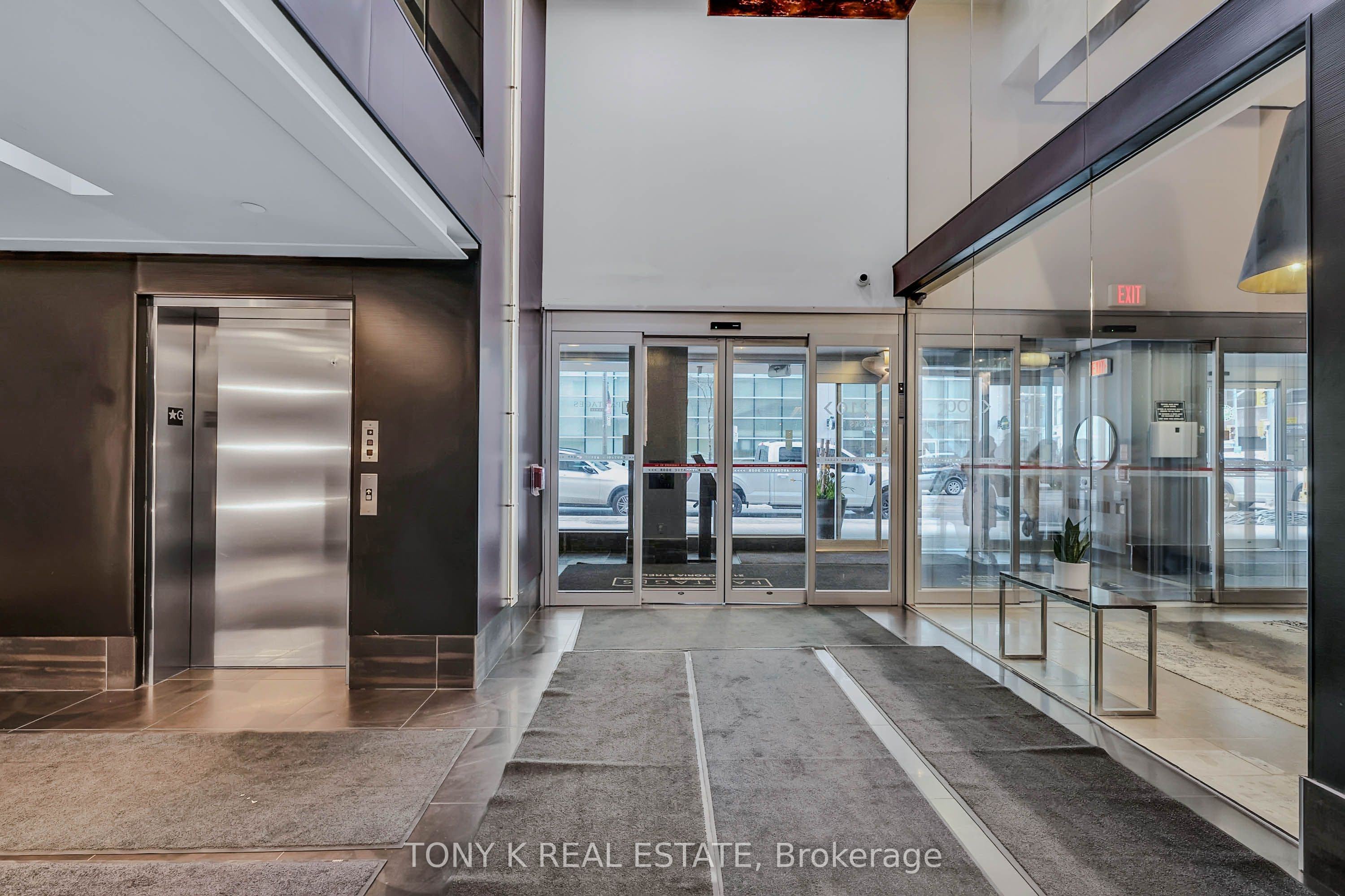210 Victoria Street 2113, Toronto, ON M5B 2R3