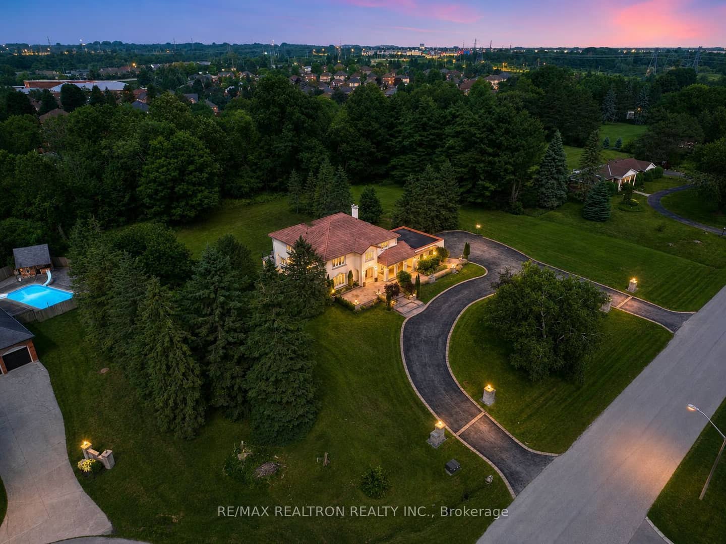 10 Bunting Court, Ajax, ON L1T 3S5