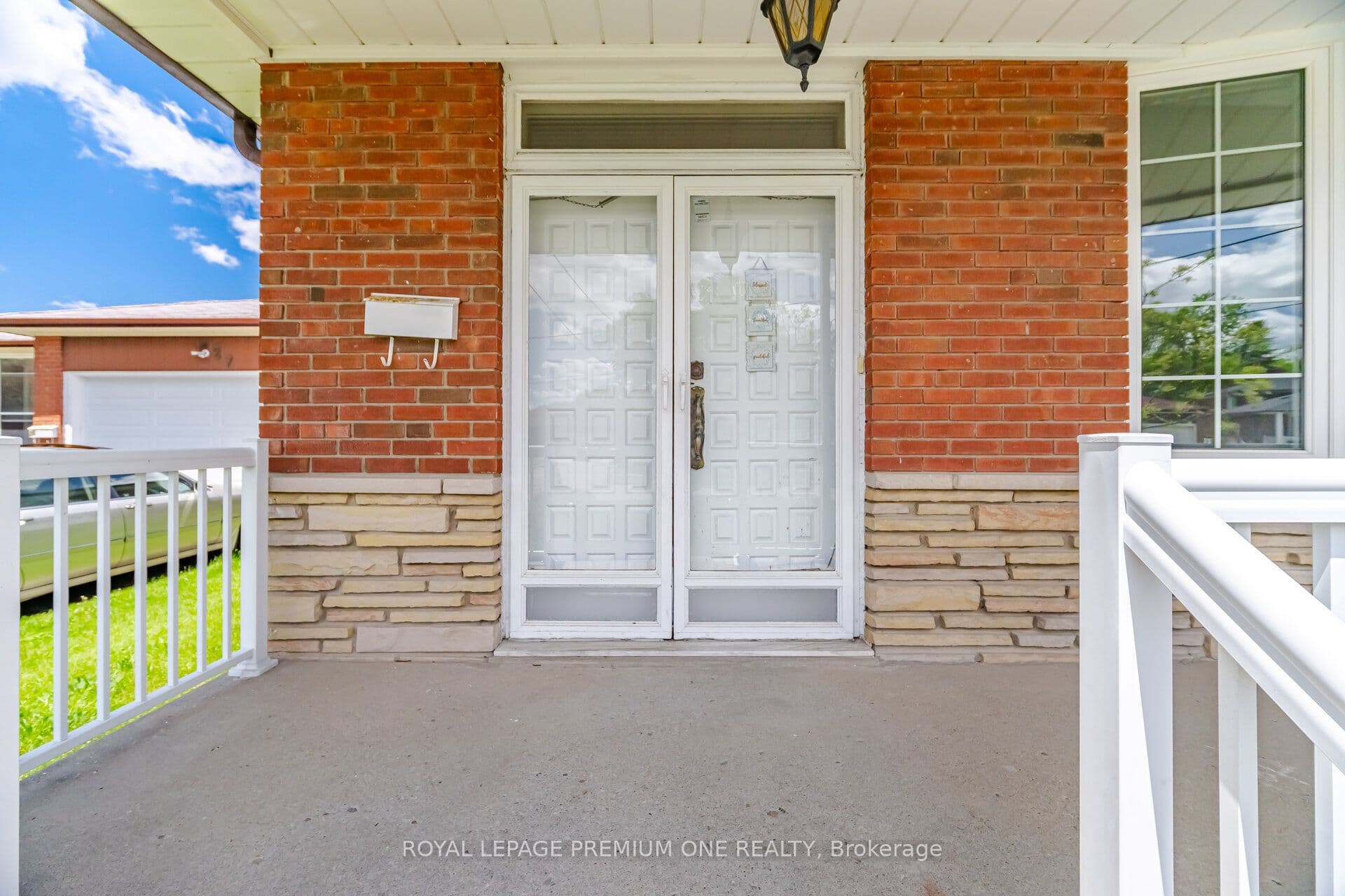 25 Islay Court, Toronto, ON M9M 1V4