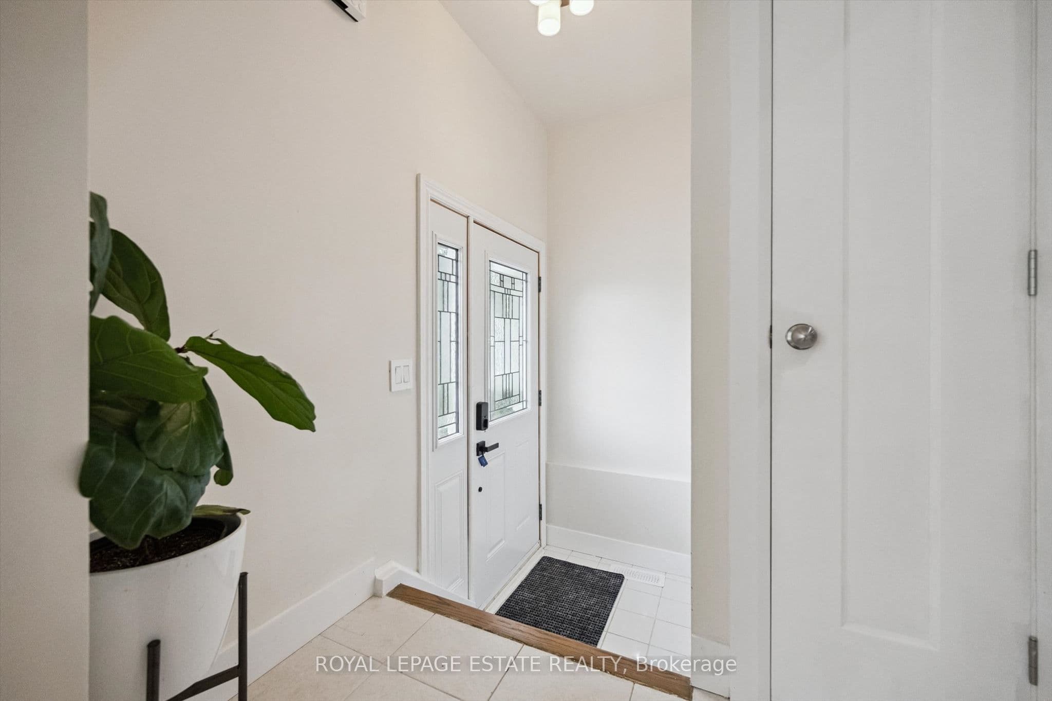 3325 Strabane Drive, Mississauga, ON L5C 1W9