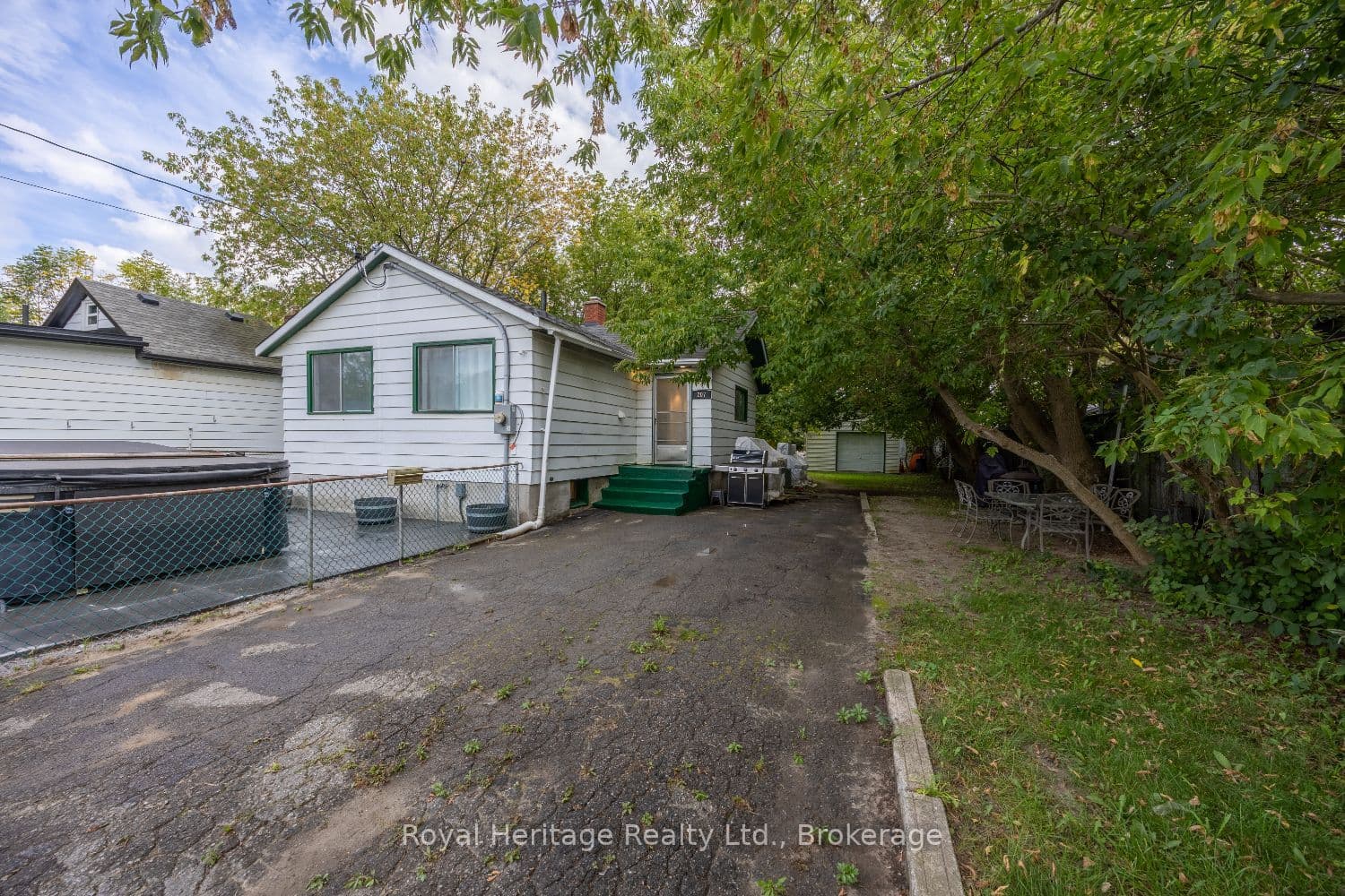 207 Valencia Road, Oshawa, ON L1J 1P2