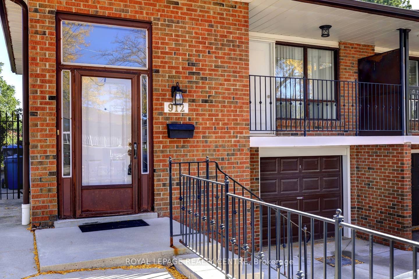912 Blairholm Avenue, Mississauga, ON L5C 1G4