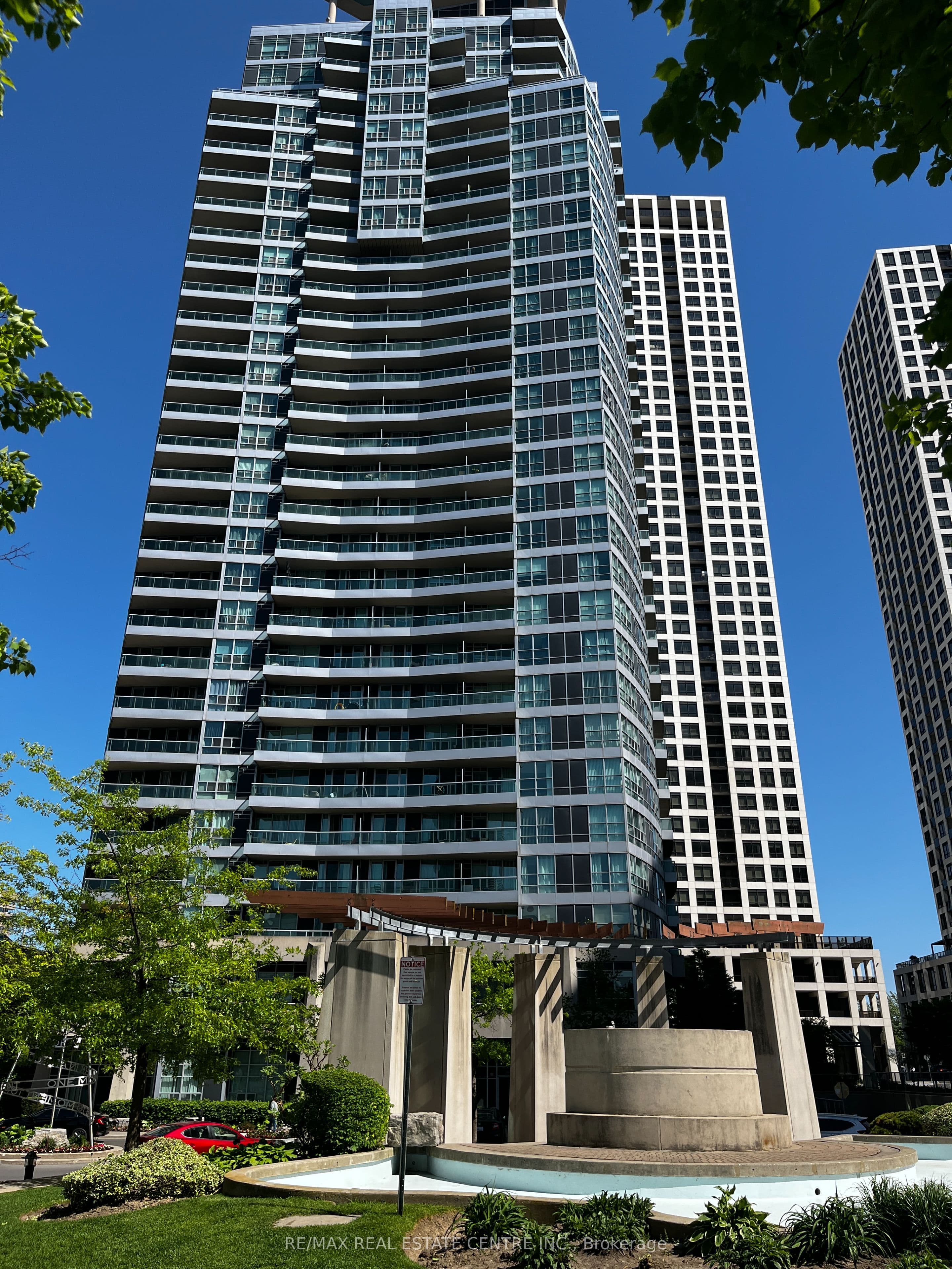 33 Elm Drive E 1010, Mississauga, ON L5B 4M2