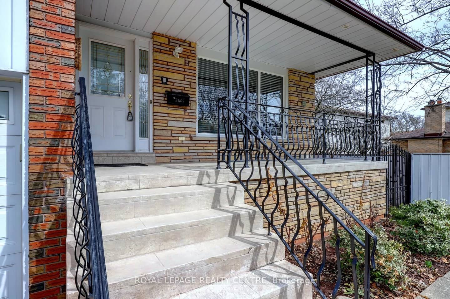 2405 Rosemary Drive, Mississauga, ON L5C 1X1