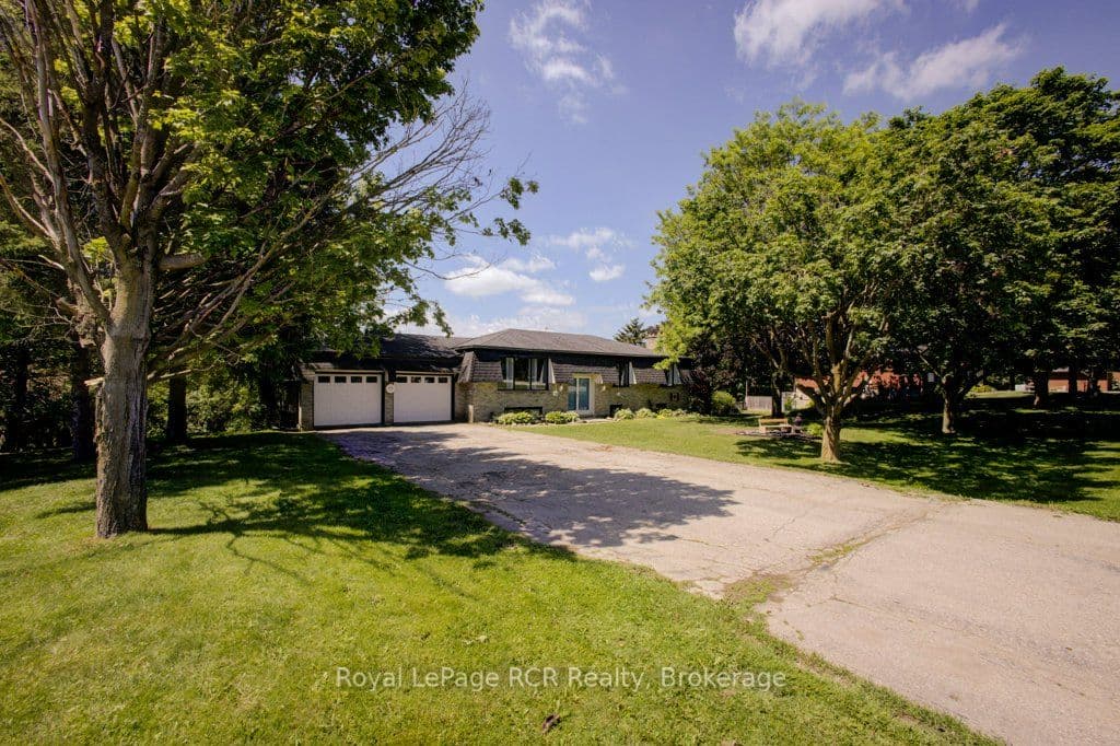 15 Booth Street E, Mapleton, ON N0G 2K0