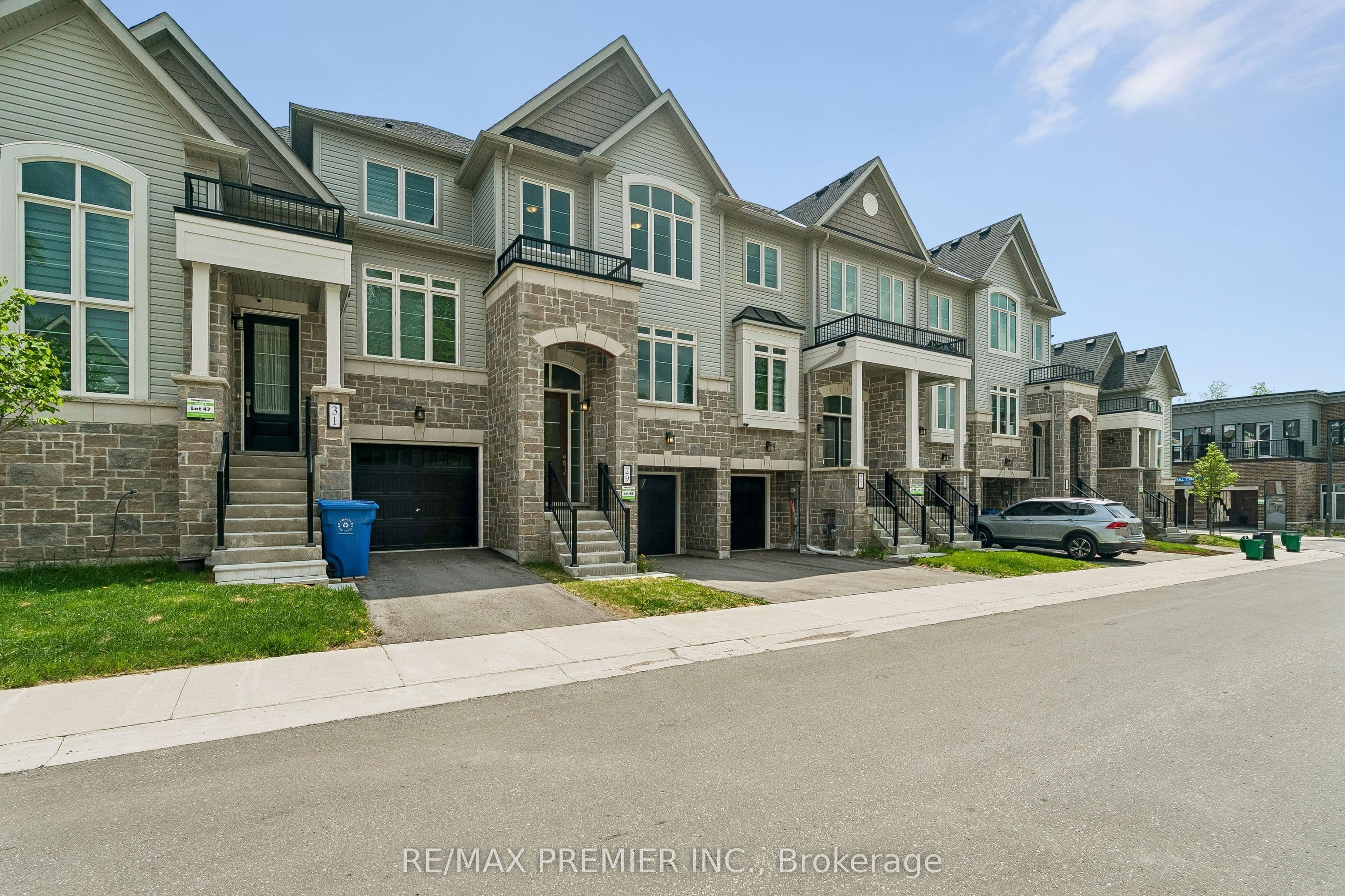 29 Lyall Stokes Circle, East Gwillimbury, ON L0G 1M0