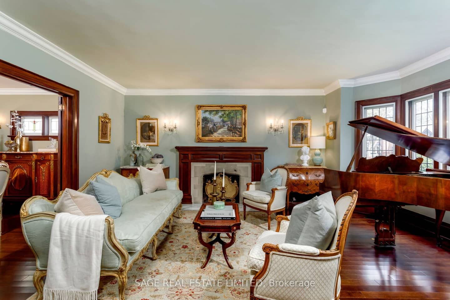 124 Brentwood Road N, Toronto, ON M8X 2C6