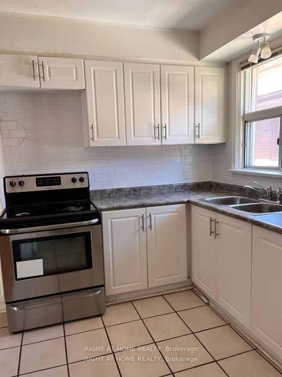 10 Shenley Road, Toronto, ON M1K 3V6