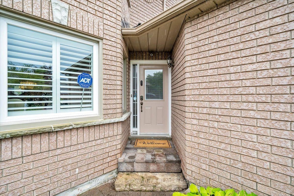3 Griffen Place, Whitby, ON L1R 2N5