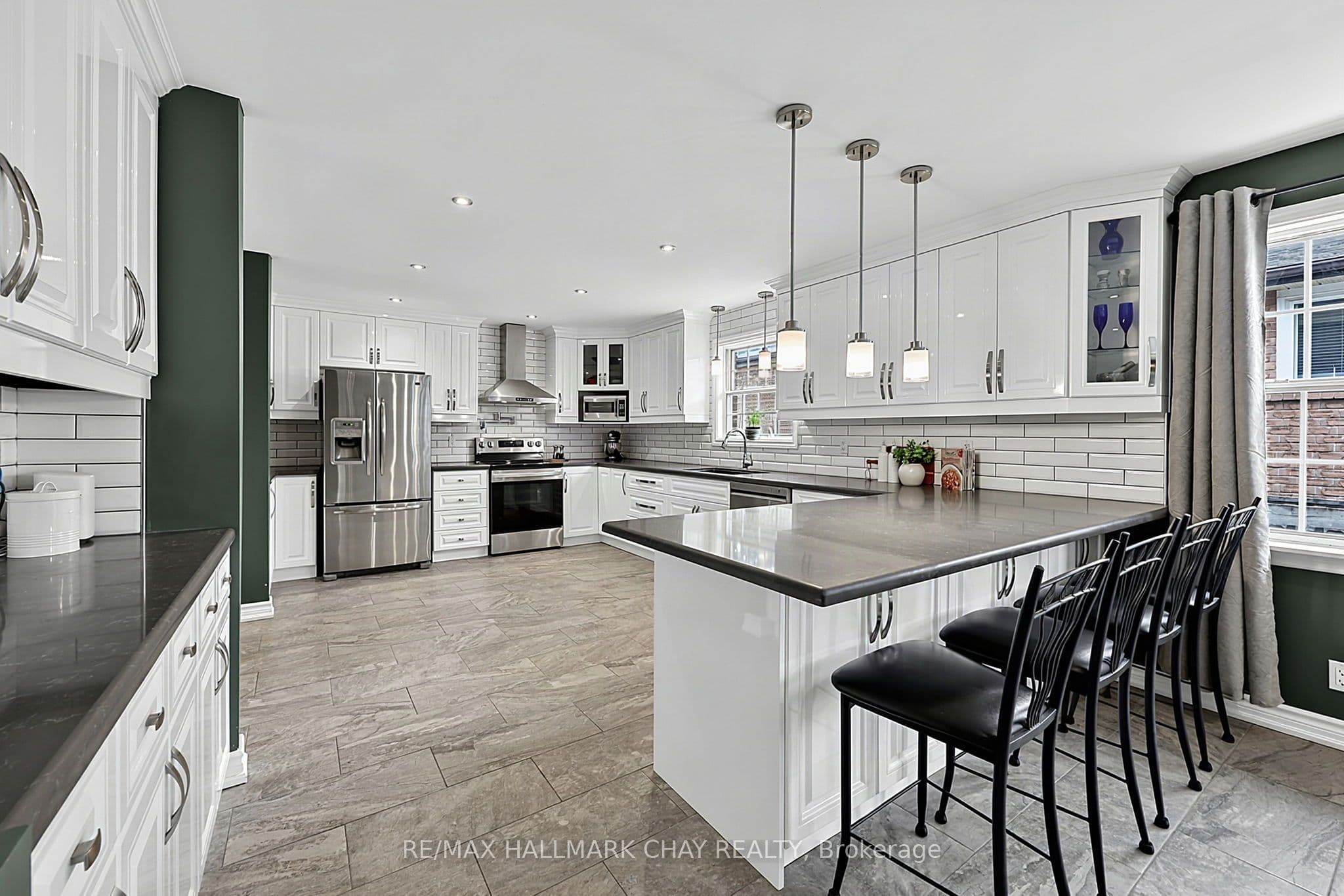 334 Parkwood Avenue, Bradford West Gwillimbury, ON L3Z 2E4