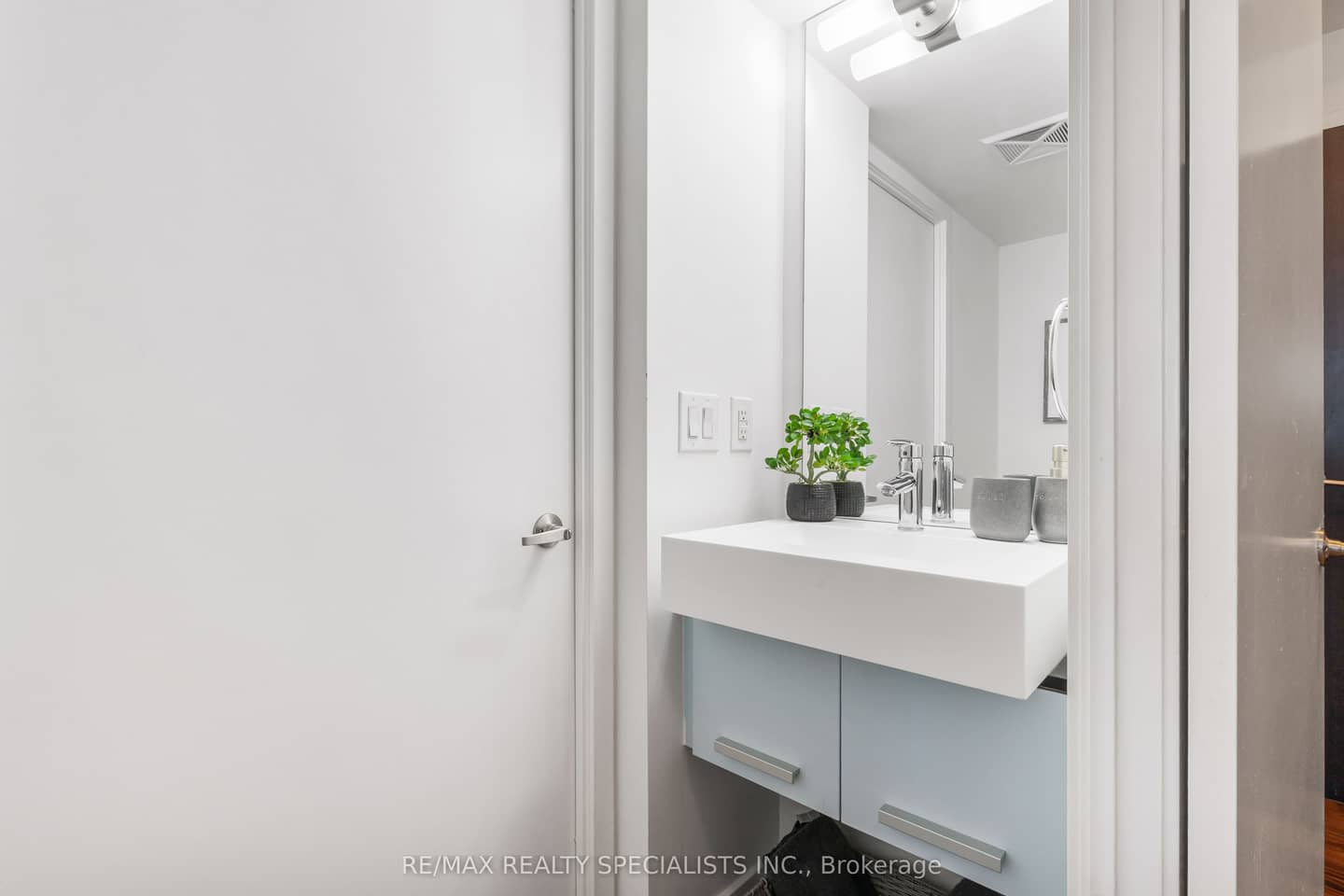 38 Dan Leckie Way 2908, Toronto, ON M5V 2V6