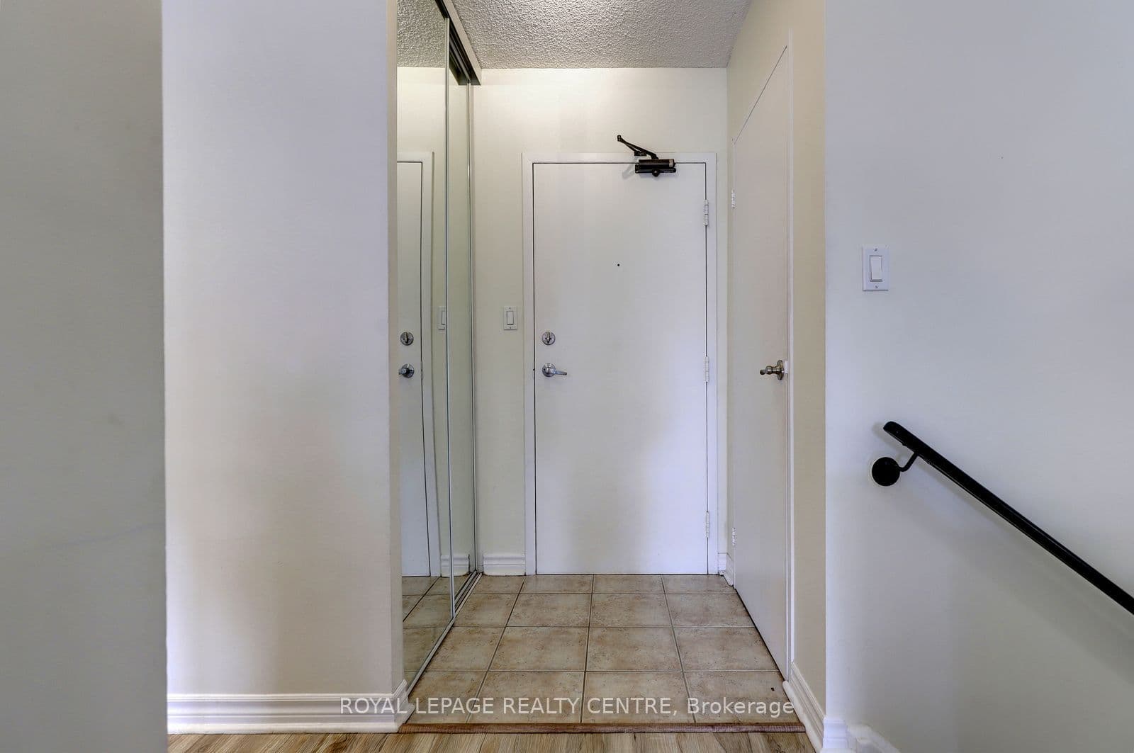 1000 Cedarglen Gate 201, Mississauga, ON L5C 3Z5