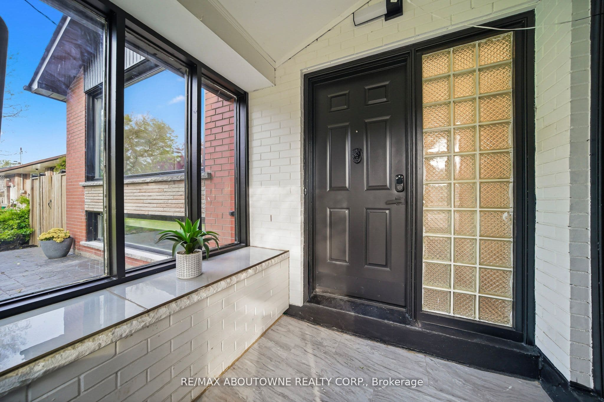 2066 Rebecca Street, Oakville, ON L6L 2A2