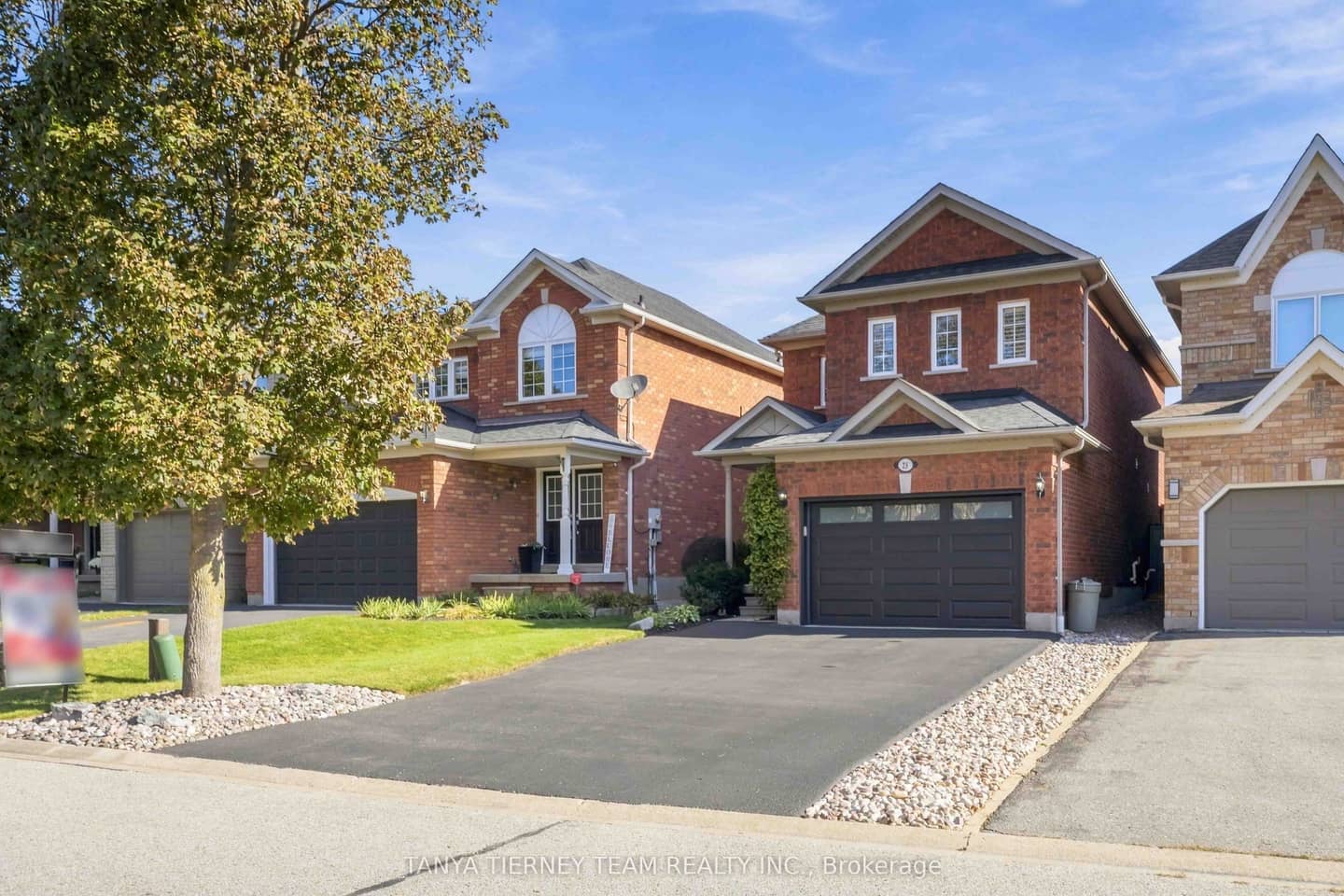 28 Castle Green Drive, Whitby, ON L1R 2P9