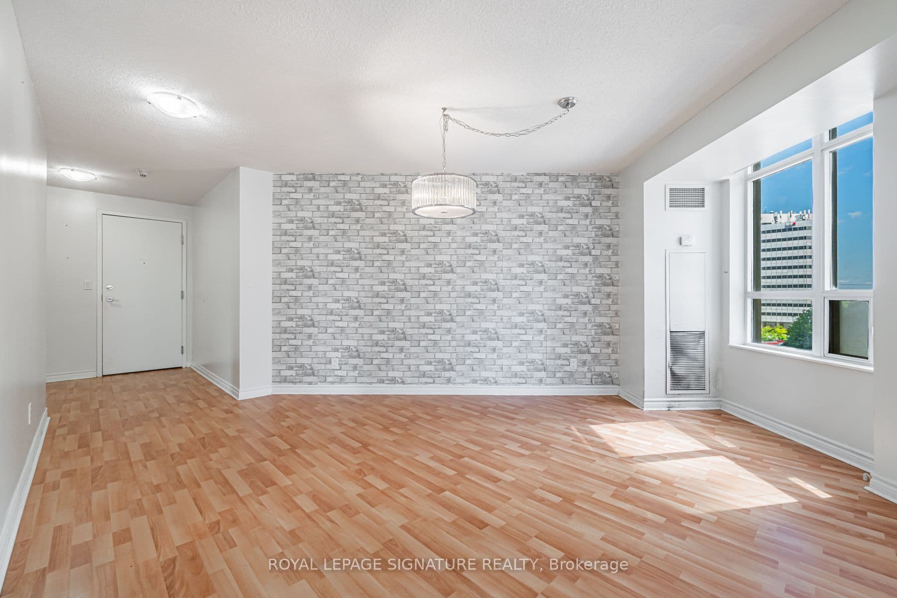 3888 Duke Of York Boulevard 525, Mississauga, ON L5B 4P5