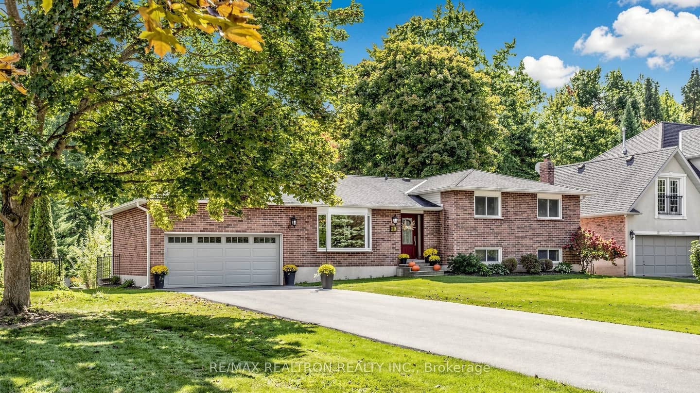 19 Amberglen Court, East Gwillimbury, ON L9N 1J6