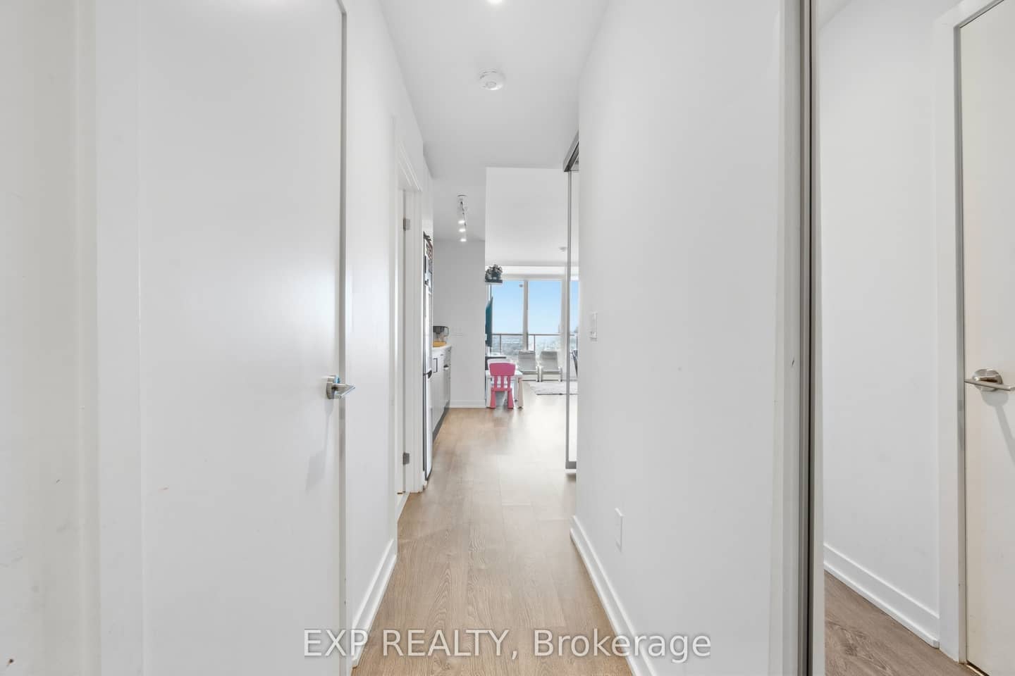 1928 Lake Shore Boulevard W 1712, Toronto, ON M6S 0B1