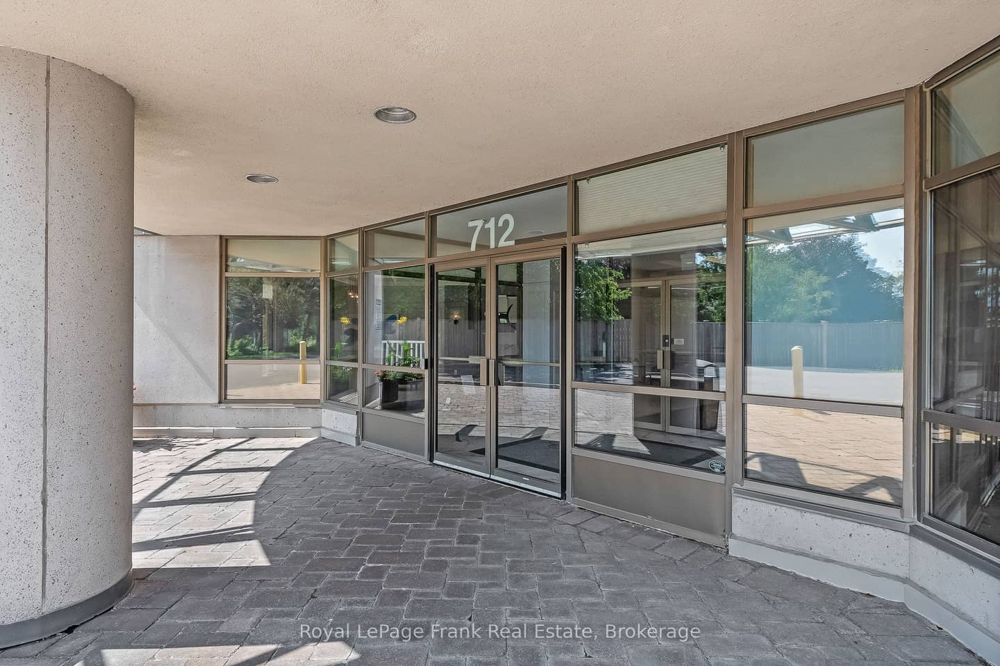 712 Rossland Road E 602, Whitby, ON L1N 9E8