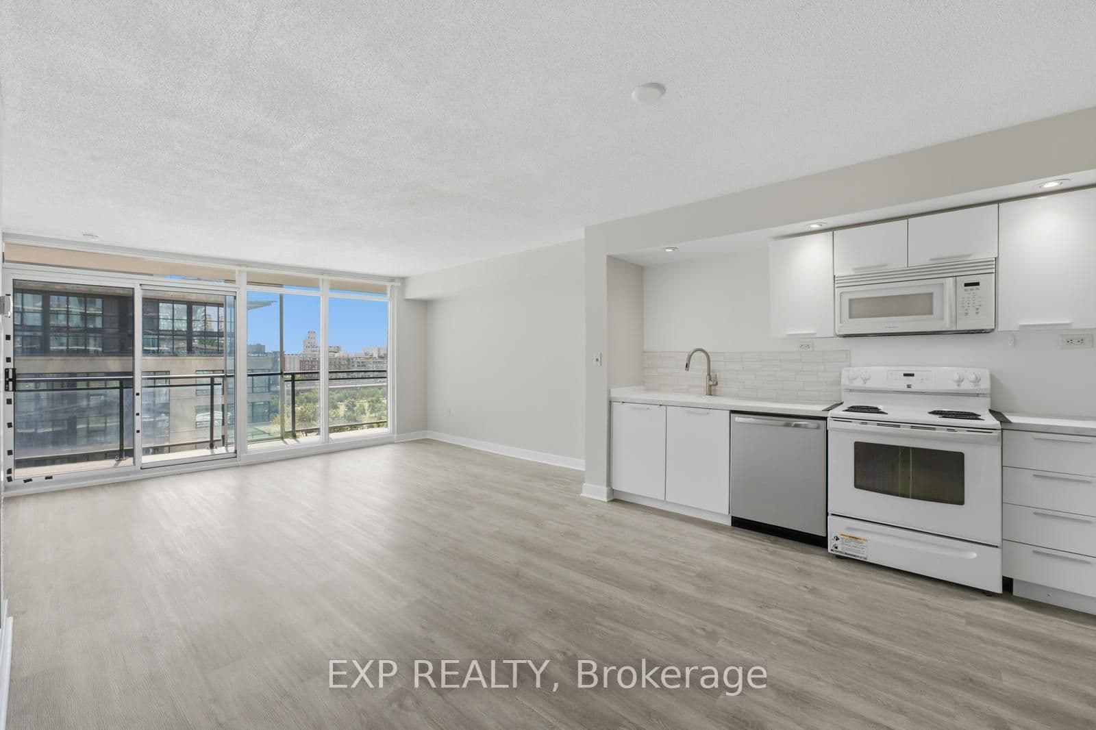 25 Capreol Court 810, Toronto, ON M5V 3Z7