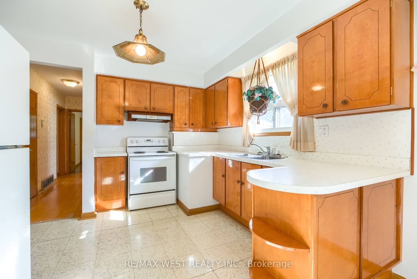 8 Carswell Place, Toronto, ON M9R 3K7