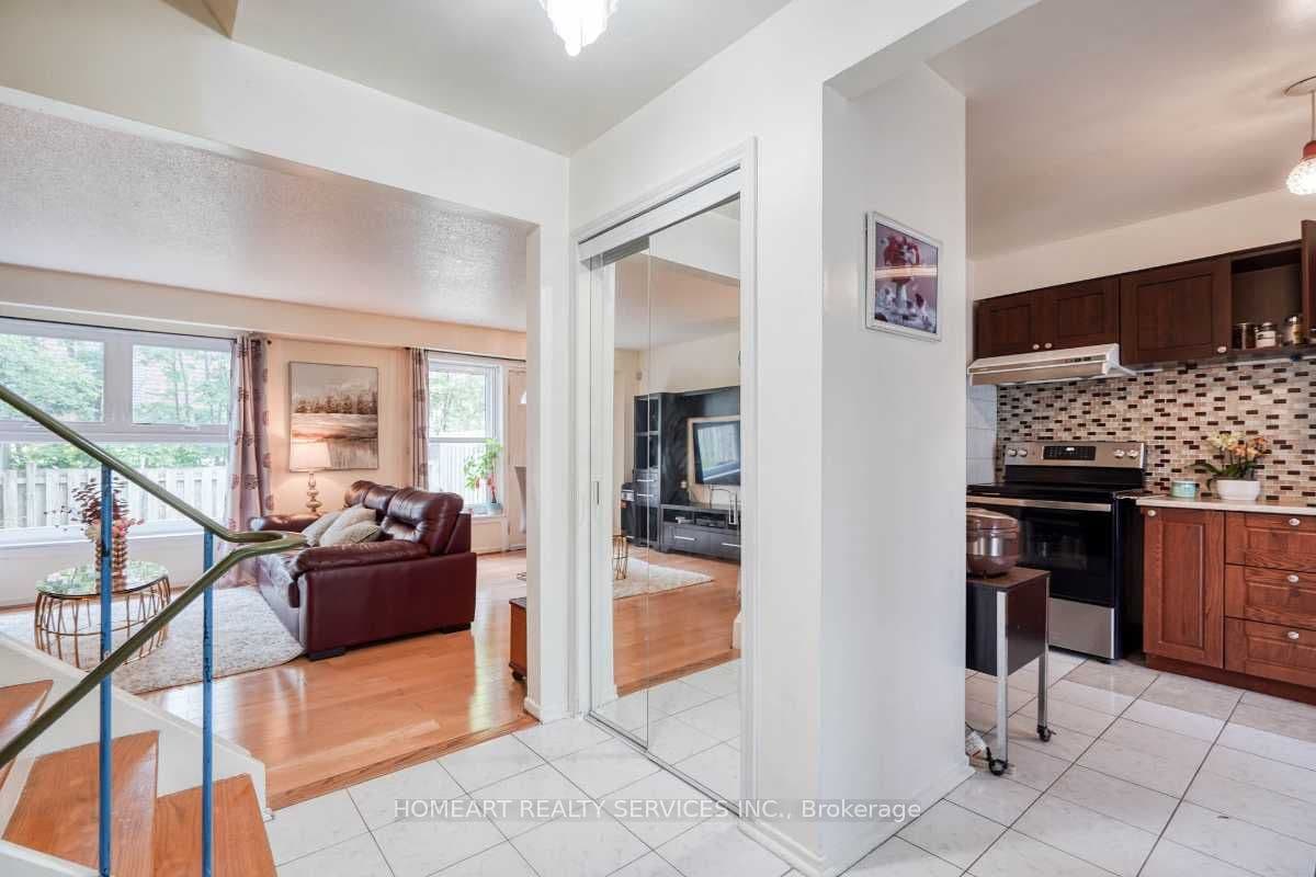 27 Gosford Boulevard 1, Toronto, ON M3N 2G7