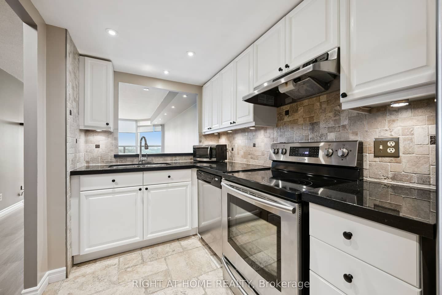 268 Ridley Boulevard 1217, Toronto, ON M5M 4N3