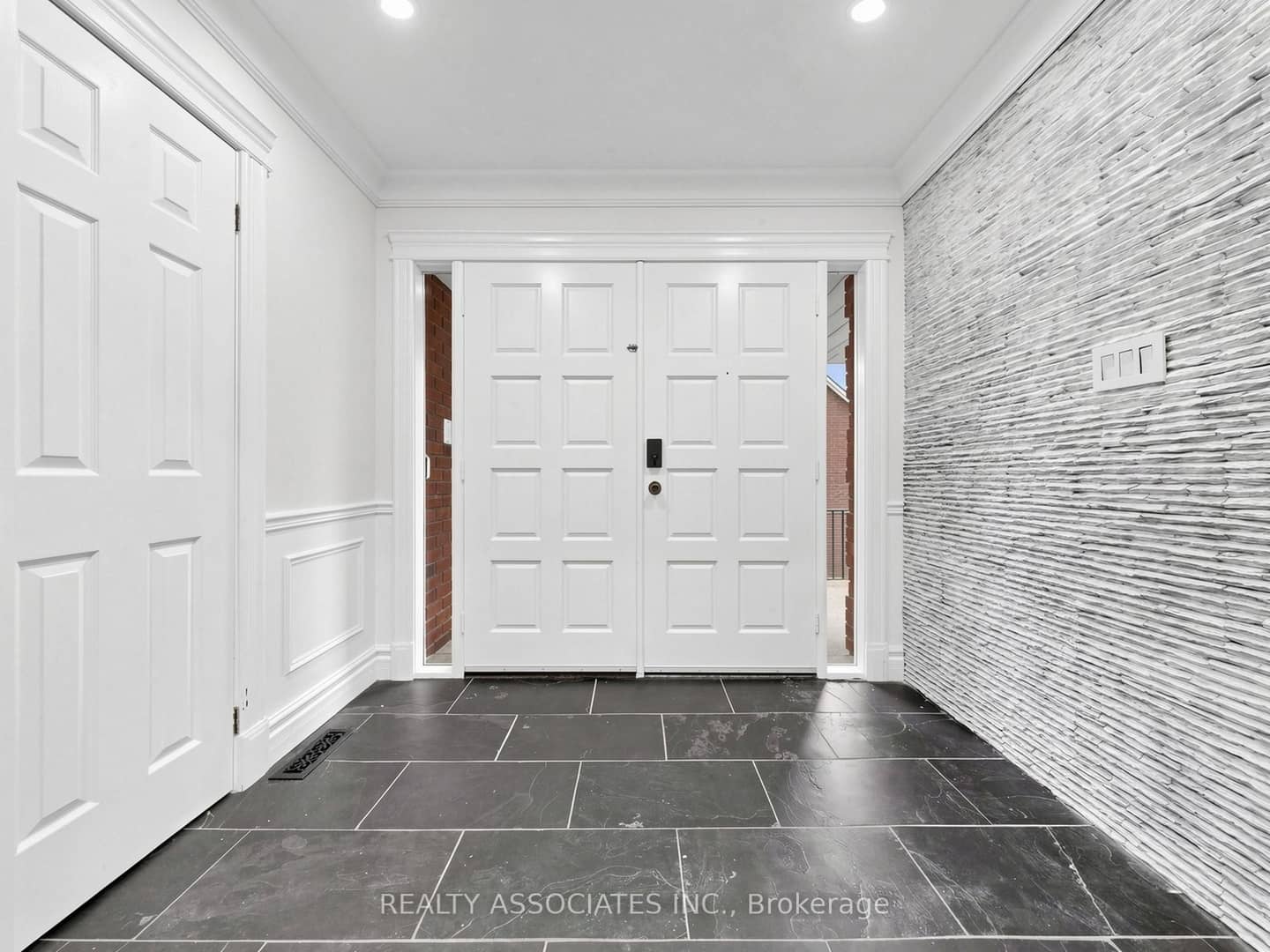 96 Zinnia Place S, Vaughan, ON L4L 6G7