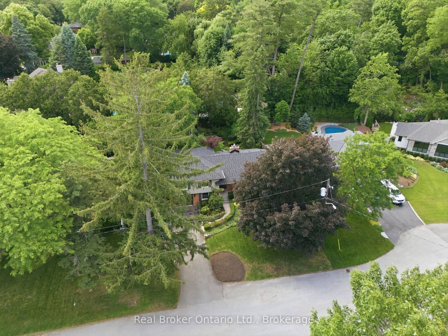 571 Leonard Court, Burlington, ON L7T 2P4