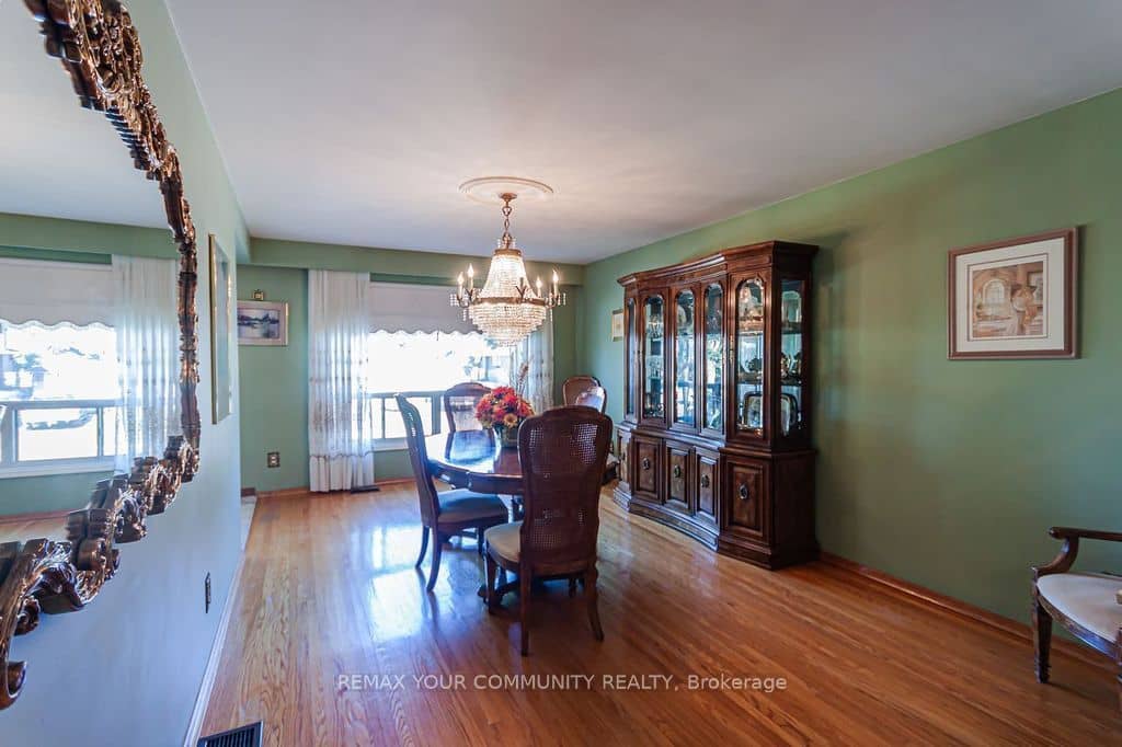 15 Valencia Crescent, Toronto, ON M6L 1M3