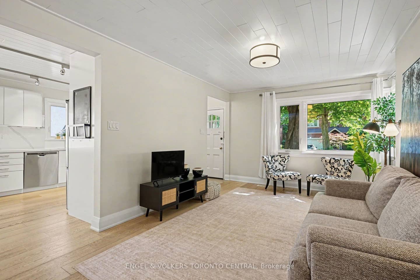 28 Inverleigh Drive, Toronto, ON M8Y 3E3