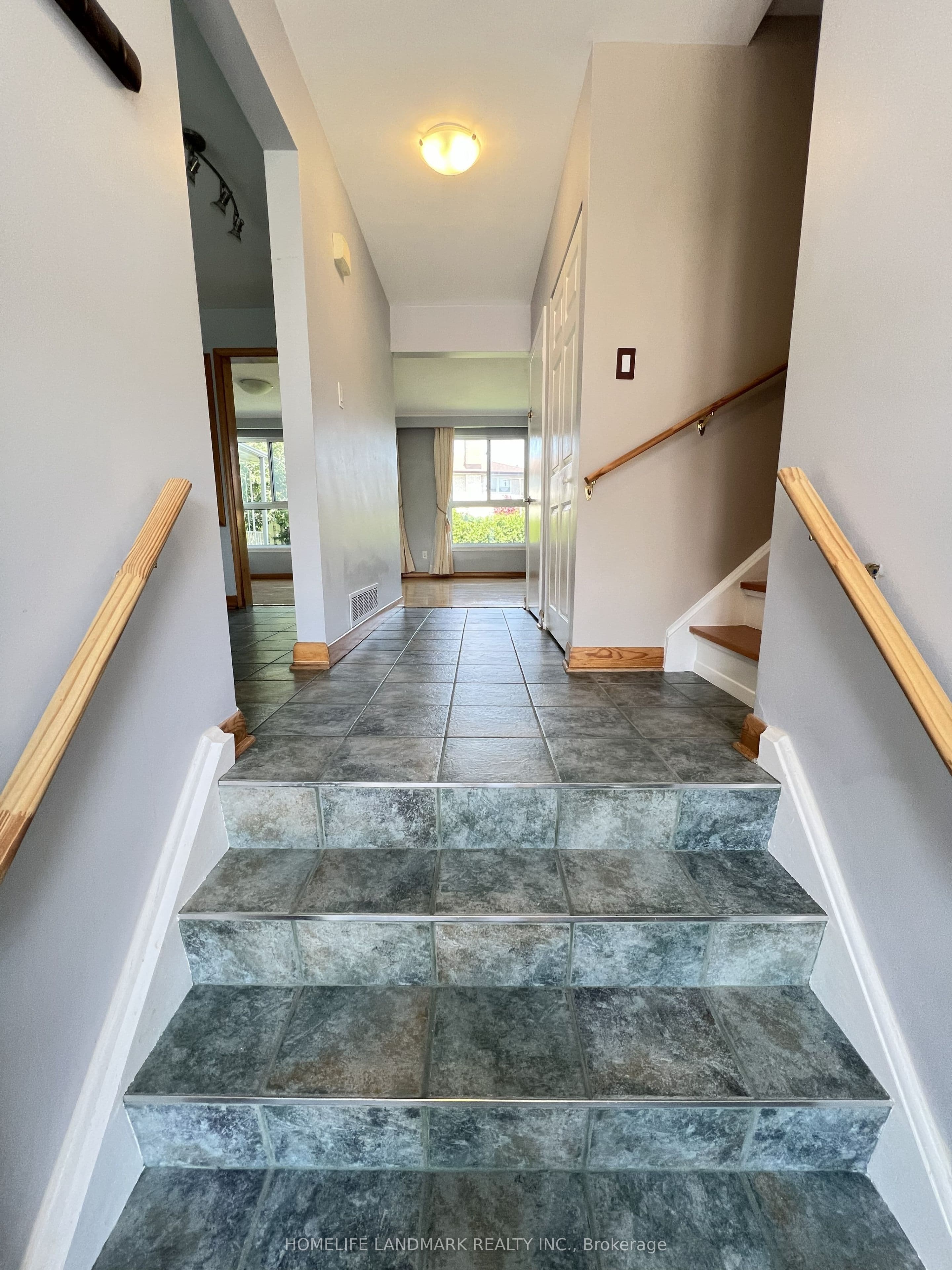 27 Tillplain Road, Toronto, ON M3H 5R1