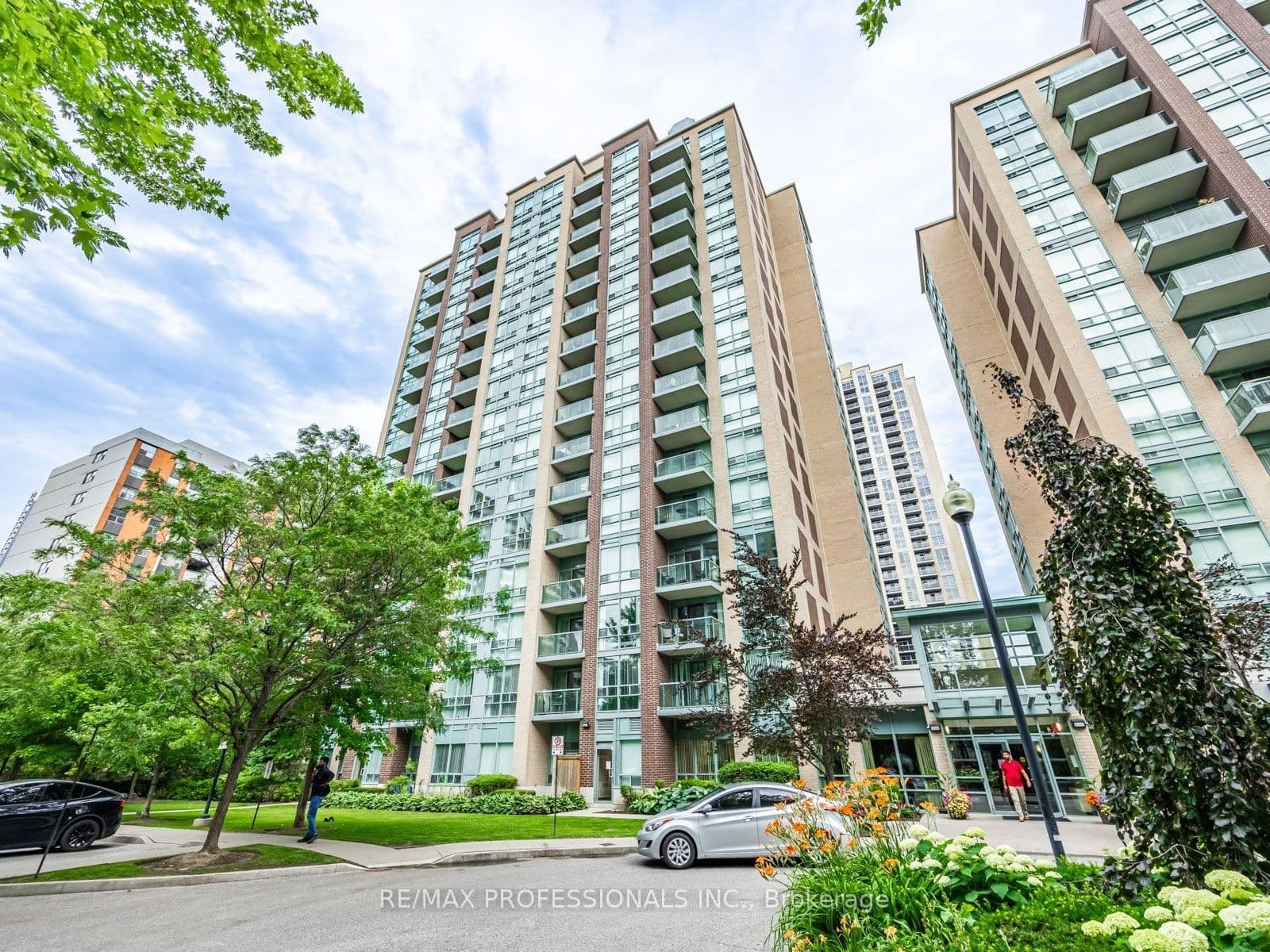 7 Michael Power Place 509, Toronto, ON M9A 0A4