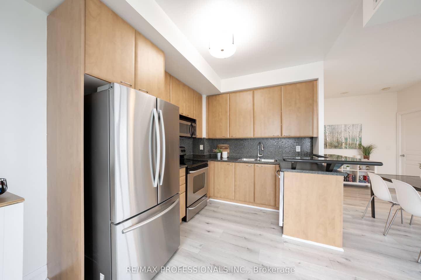 220 Burnhamthorpe Road W 2004, Mississauga, ON L5B 4N4