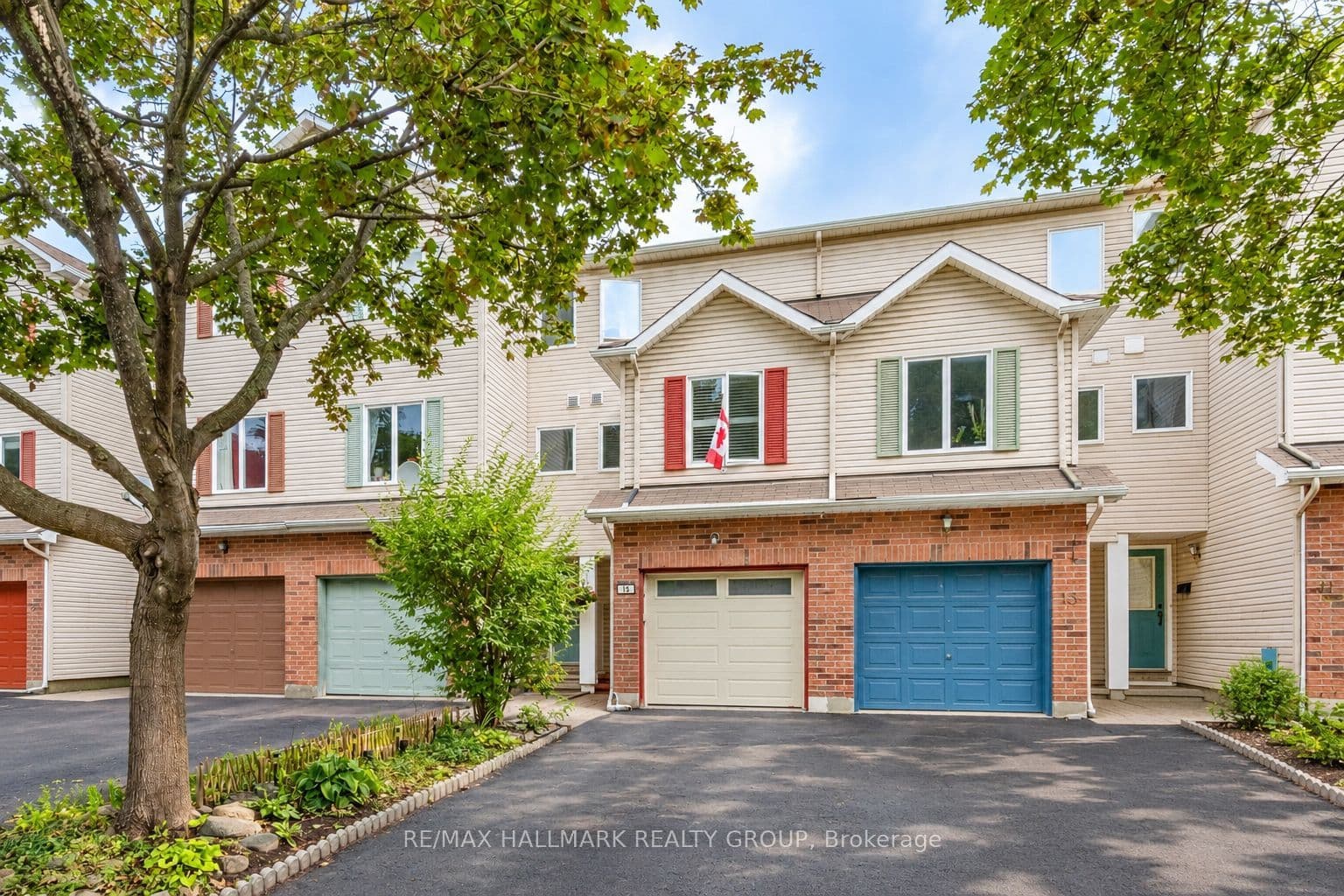 15 Provender Avenue, Manor Park - Cardinal Glen and Area, ON K1K 4N3