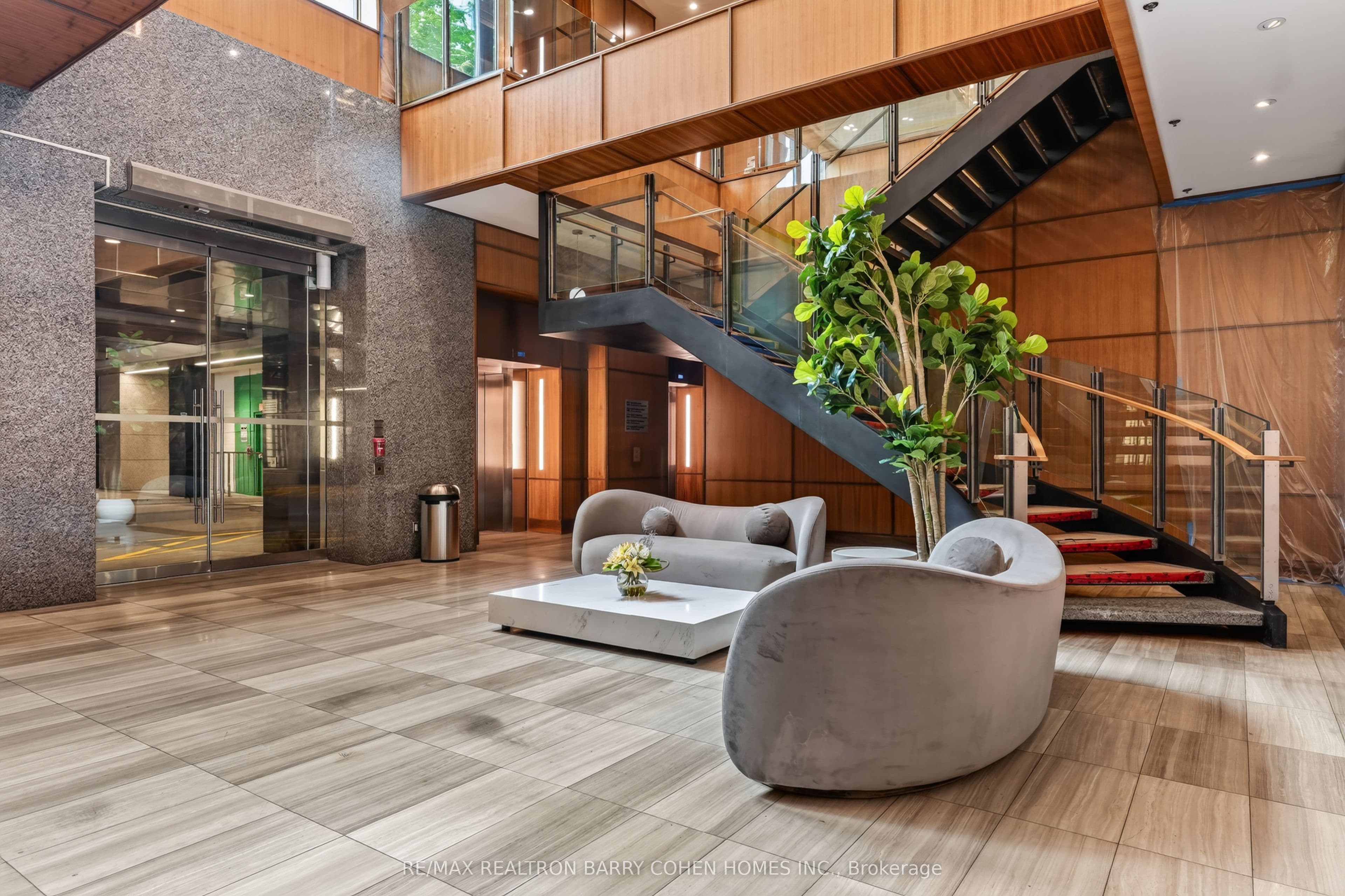 111 St Clair Avenue W 1018, Toronto, ON M4V 1N5