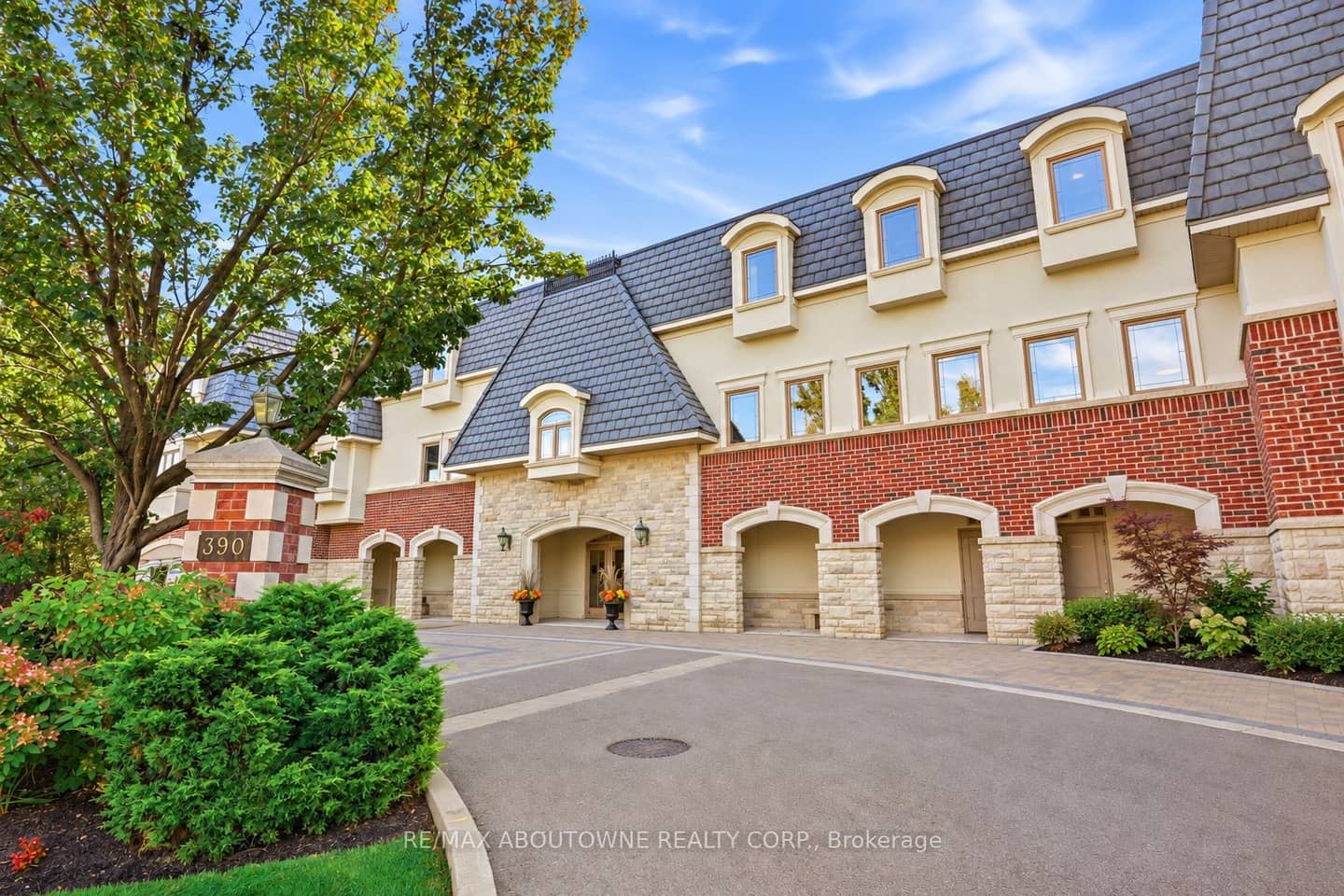 390 Upper Middle Road 301, Oakville, ON L6H 0A5