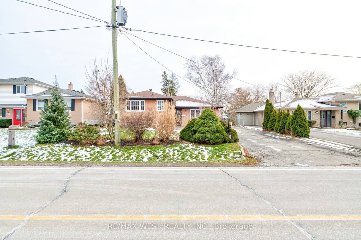 1328 Pinegrove Road, Oakville, ON L6L 2X3