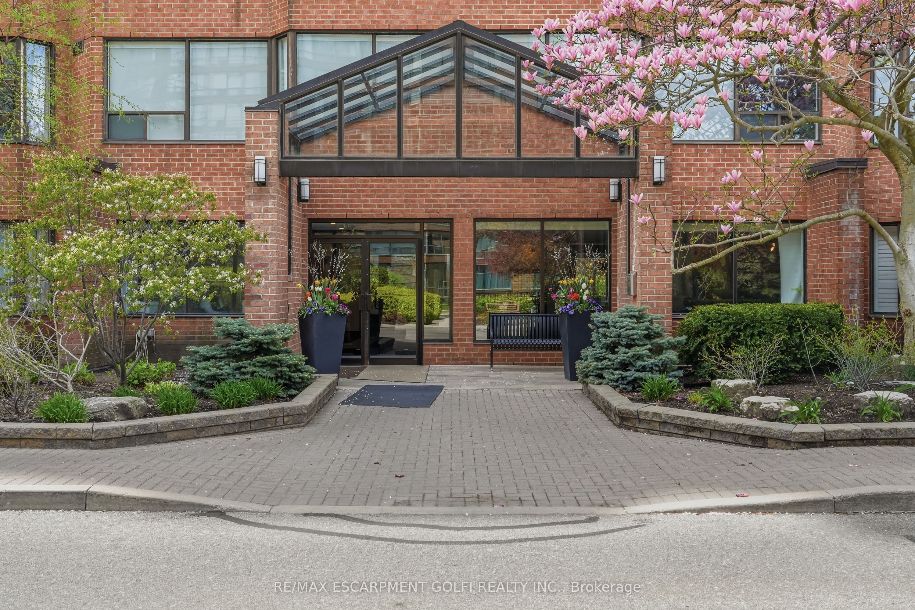 1270 Maple Crossing Boulevard 208, Burlington, ON L7S 2J3