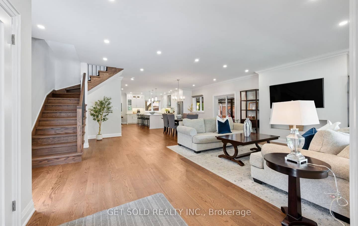 8 Hackmore Avenue, Toronto, ON M9W 3W3