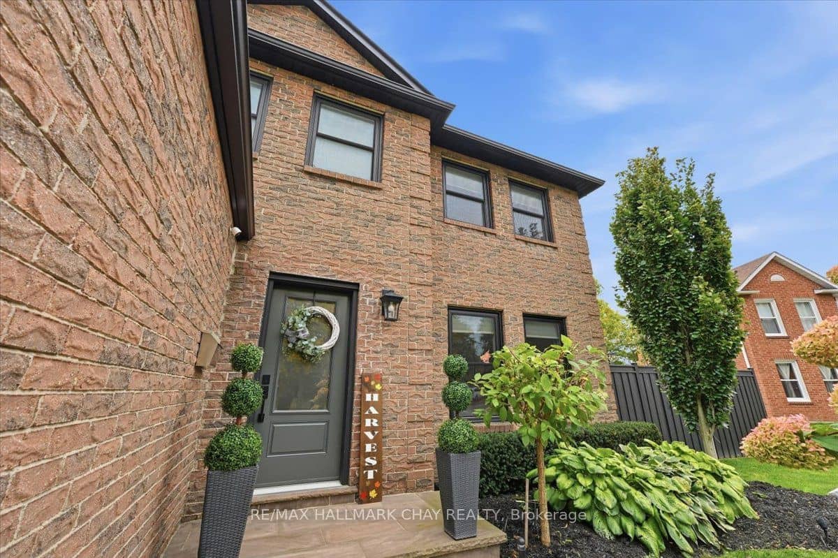 5 Draper Court, Whitby, ON L1P 1G7