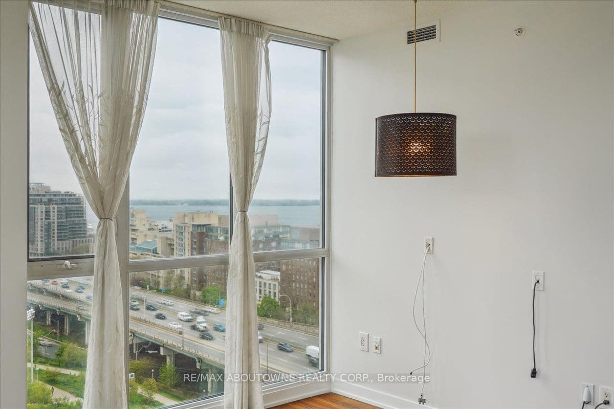 75 Queens Wharf Road 1901, Toronto, ON M5V 0J8