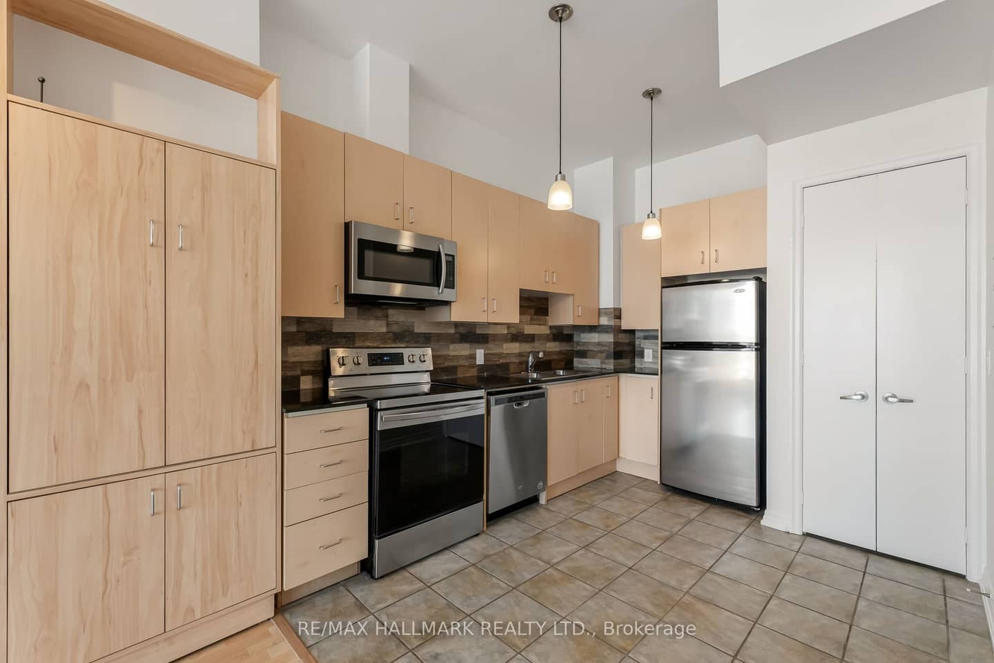 797 Don Mills Road 606, Toronto, ON M3C 1V1