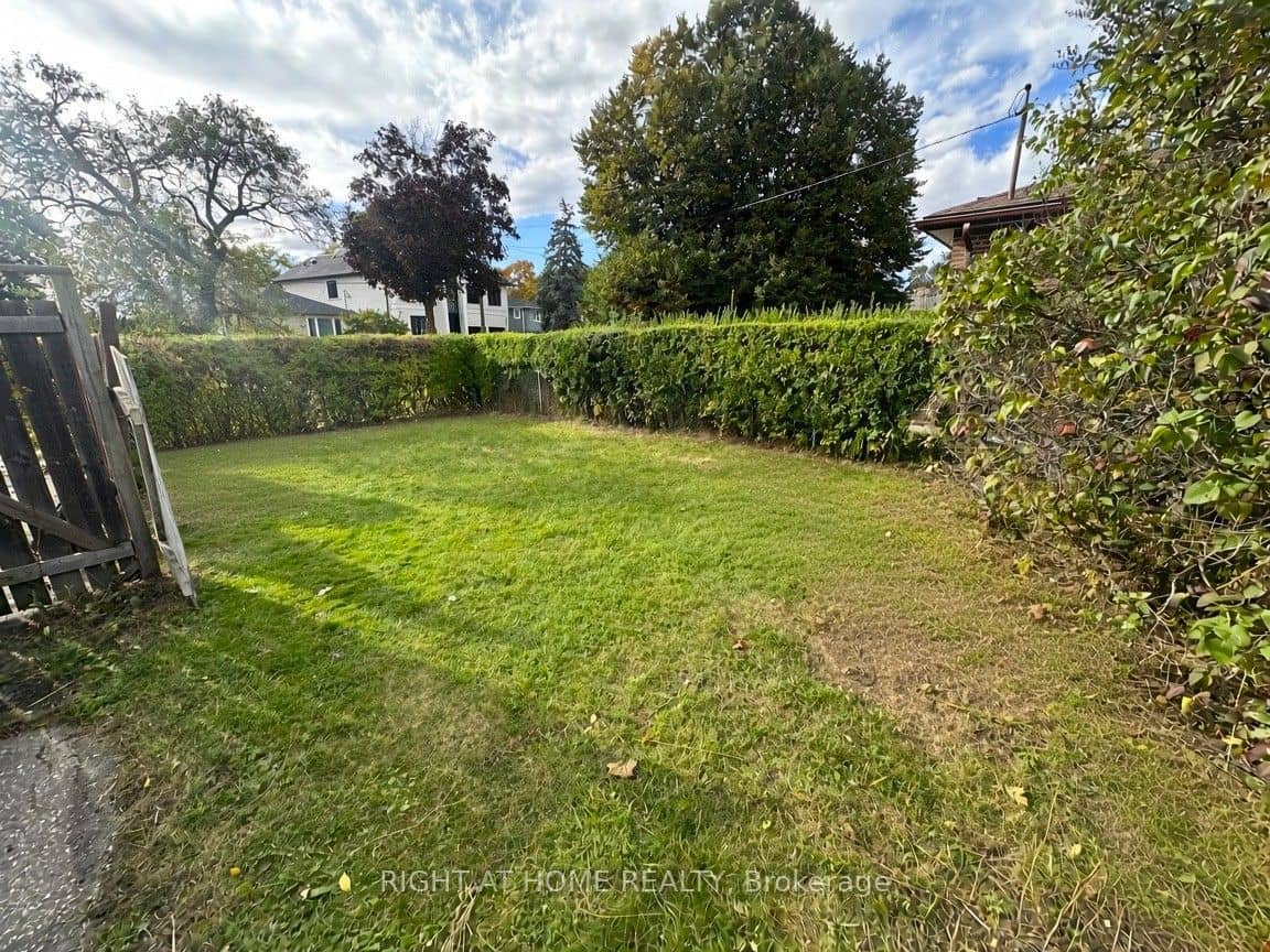 19 Upminster Crescent, Toronto, ON M9B 5W1