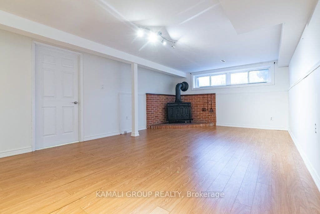 25 Hillview Drive BSMT, Newmarket, ON L3Y 4Y3