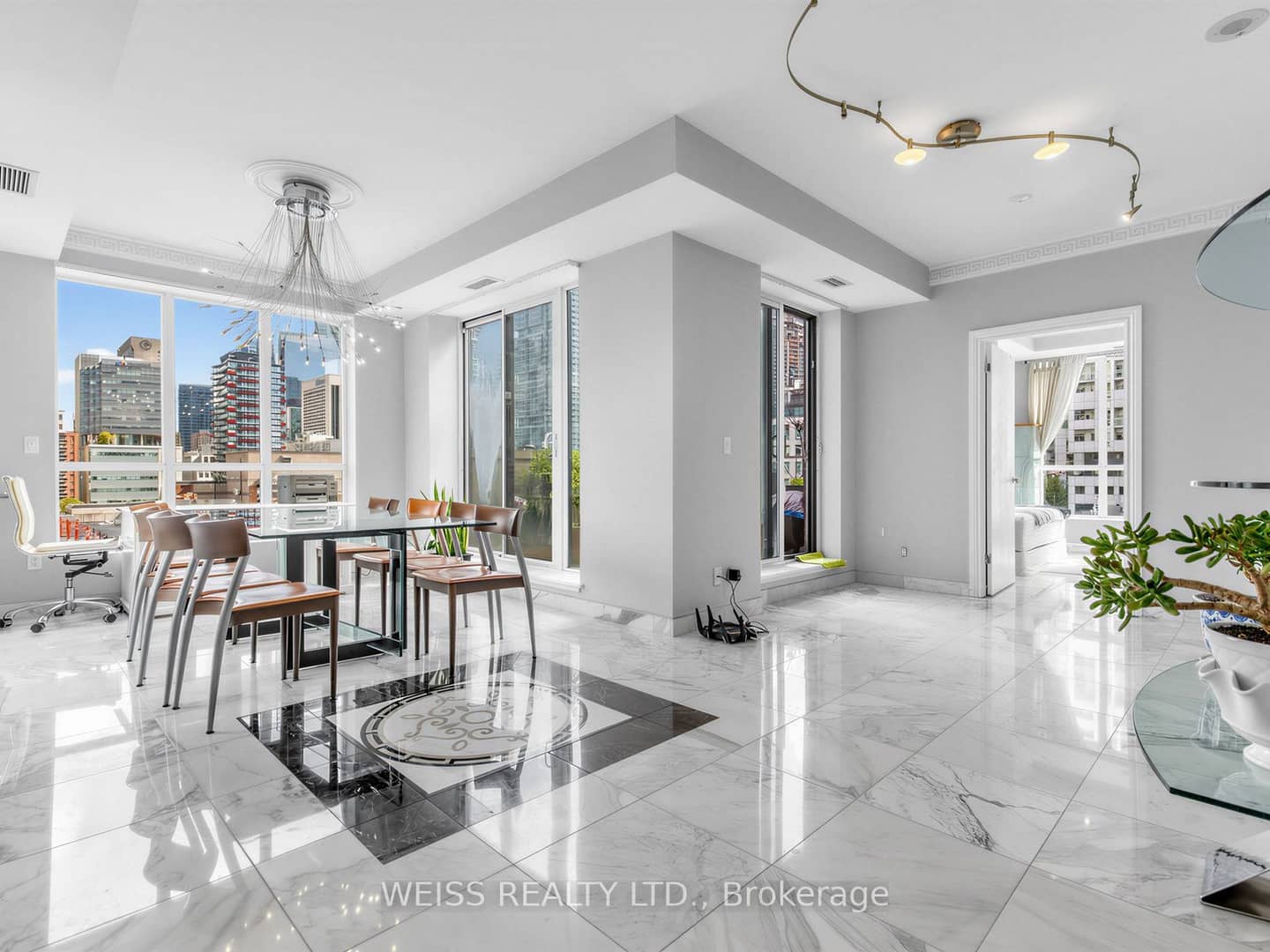 18 Beverley Street 902, Toronto, ON M5T 3L2