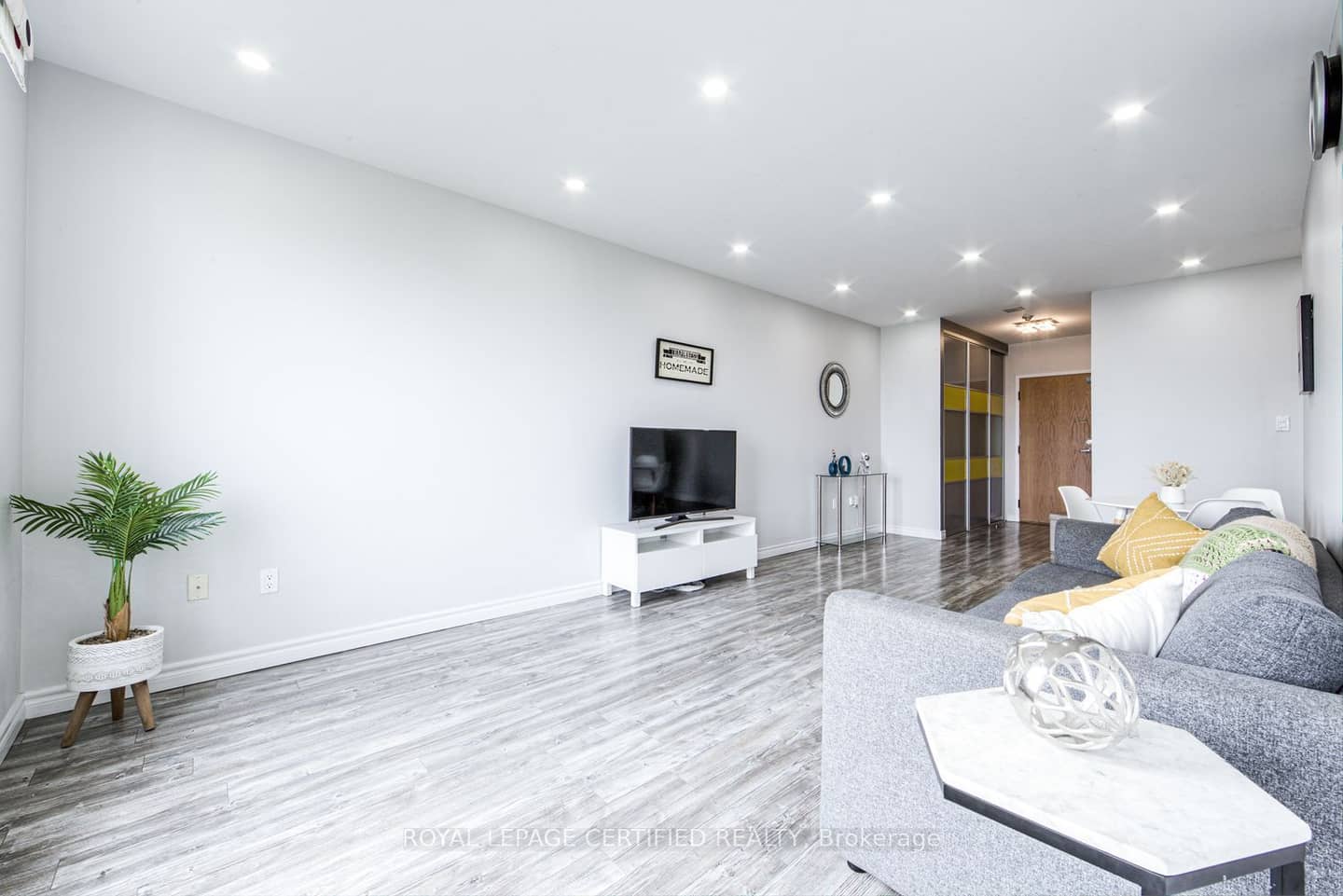 5 Concorde Place 1911, Toronto, ON M3C 3M8