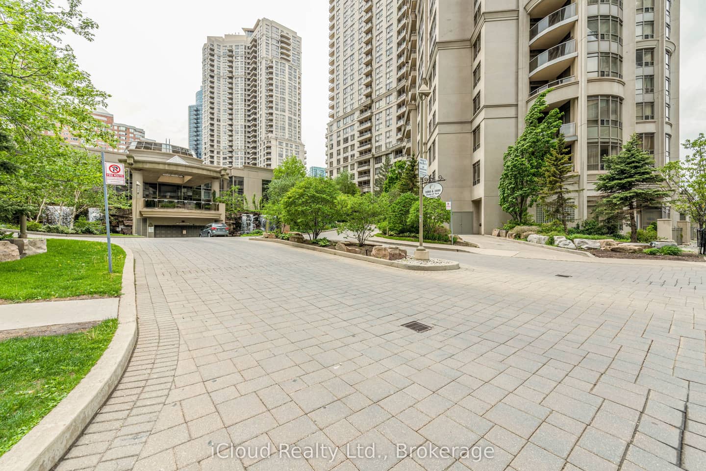 3888 Duke Of York Boulevard 2521, Mississauga, ON L5B 4P5