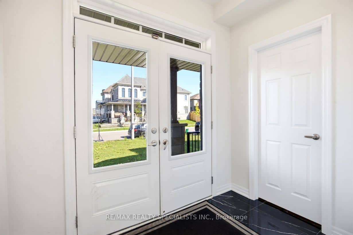 27 Salmon Crescent, Clarington, ON L1B 1L9