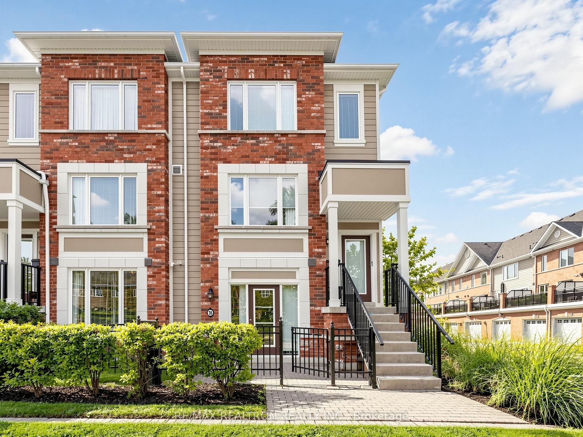 16 Walter Dove Court, Aurora, ON L4G 0S8
